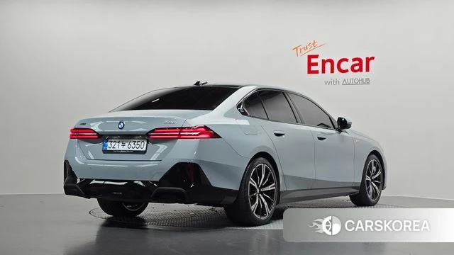 BMW 5 Series (G60) 2025 Светло-серебряный цвет из Кореи