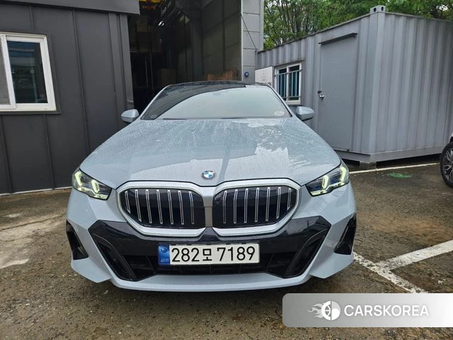 BMW 5 Series (G60) 2023 Светло-серебряный цвет из Кореи