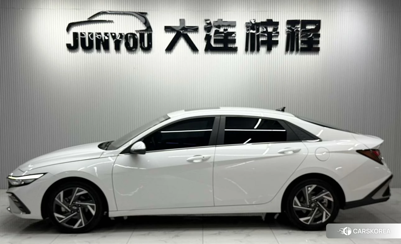 Hyundai Elantra 2023 Белый из Китая