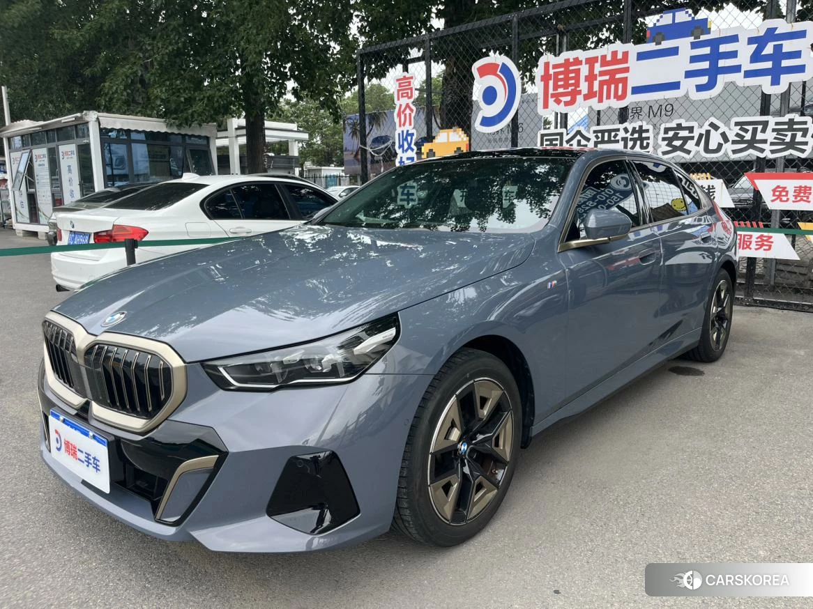 BMW 5 series 2024 Темно-серый из Китая