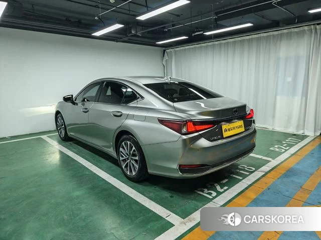 Lexus ES 2022 Серебристо-серый из Китая