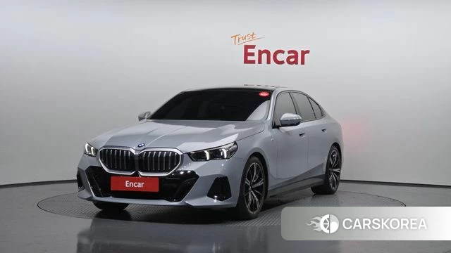 BMW 5 Series (G60) 2024 Серебристо-серый из Кореи