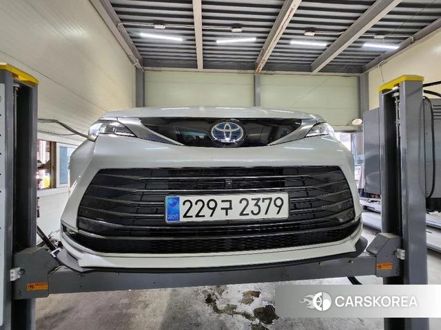 Toyota Sienna 4th Generation 2023 Белый из Кореи