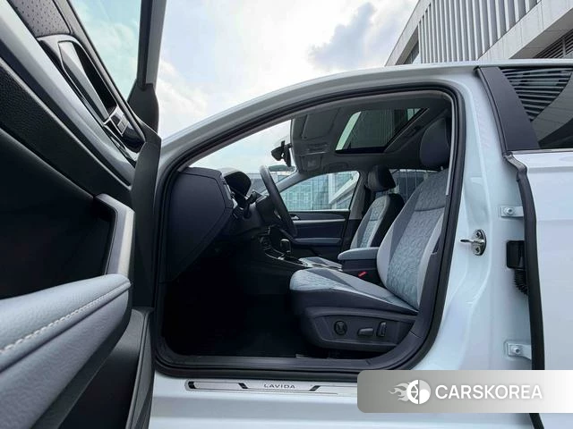 Volkswagen Lavida 2023 Белый из Китая