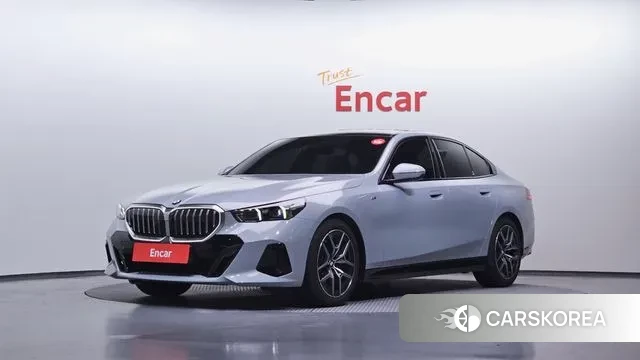 BMW 5 Series (G60) 2025 Светло-серебряный цвет из Кореи