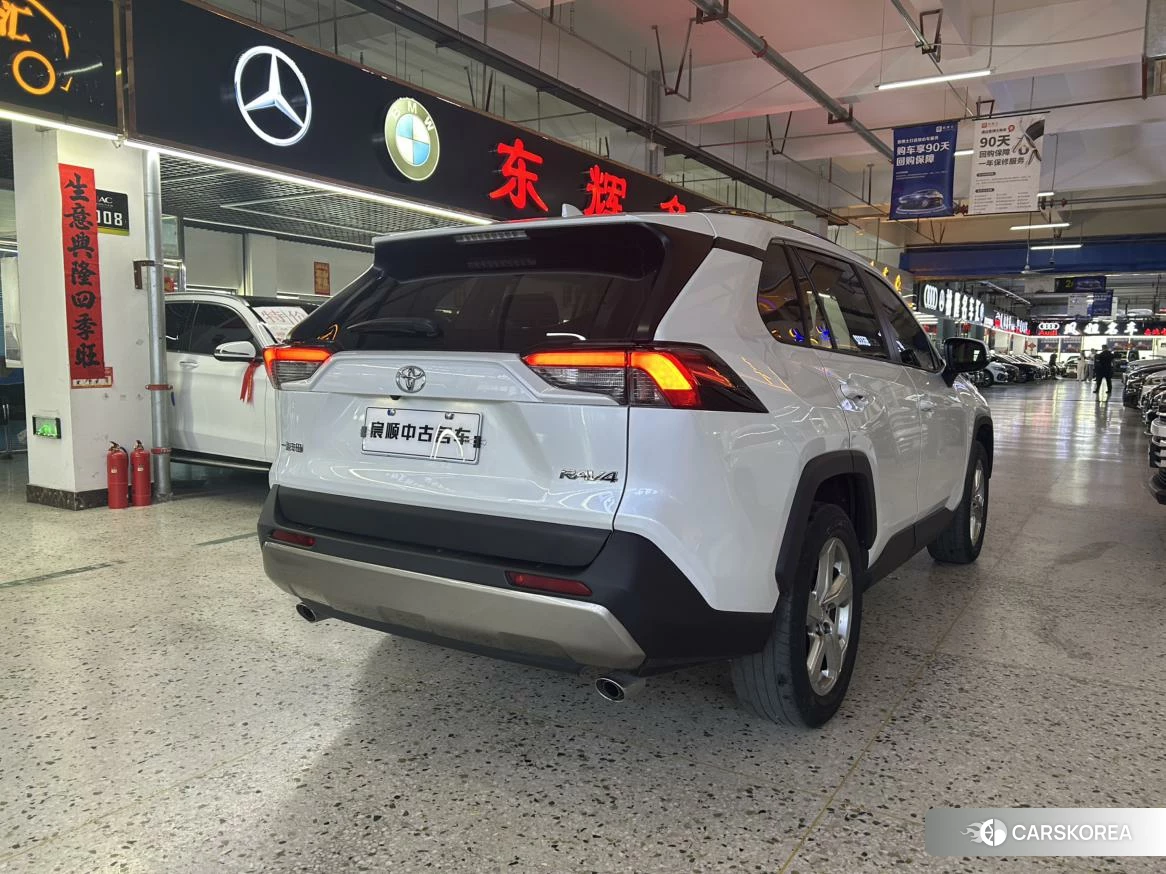 Toyota RAV4 2021 Белый из Китая