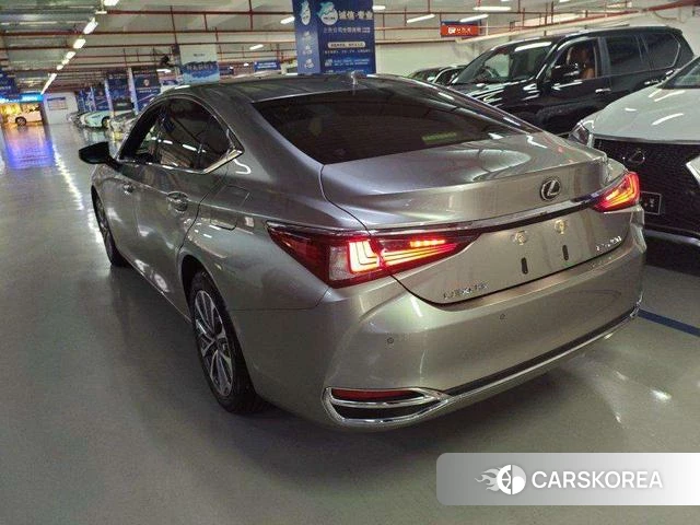 Lexus ES 2023 Серебристо-серый из Китая