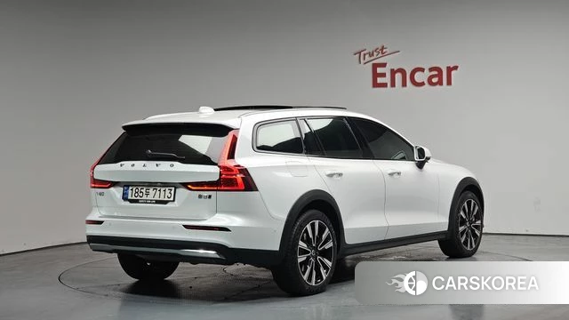 Volvo V60 Cross-Country 2nd Generation 2024 Белый из Кореи