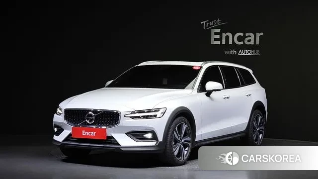 Volvo V60 Cross-Country 2nd Generation 2021 Белый из Кореи