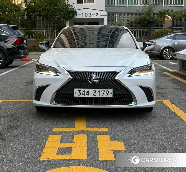 Lexus ES300h 7th generation 2019 Белый из Кореи