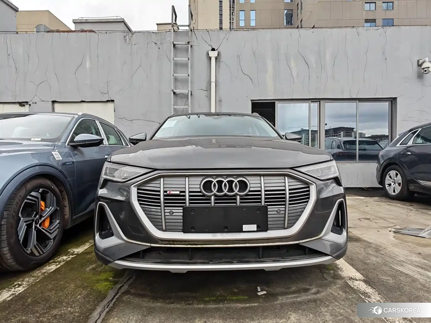 Audi e-tron 2026 Silver/gray из Китая