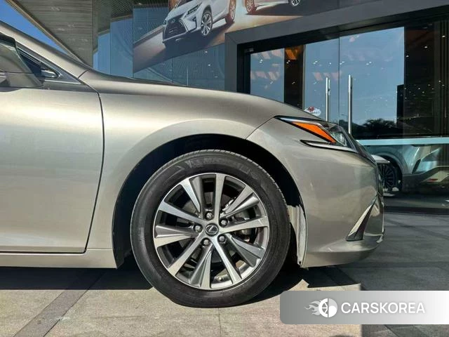 Lexus ES 2021 Серебристо-серый из Китая