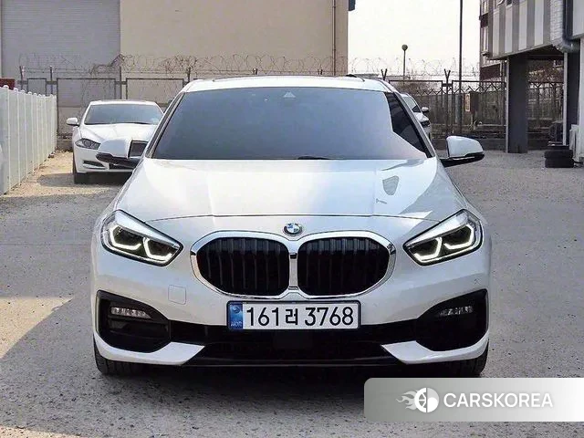 BMW 1 Series (F40) 2021 Белый из Кореи