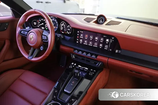 Porsche 911(992) 2022 Светло-серебряный цвет из Кореи