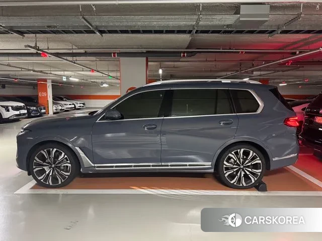 BMW X7 (G07) 2023 Серебристо-серый из Кореи