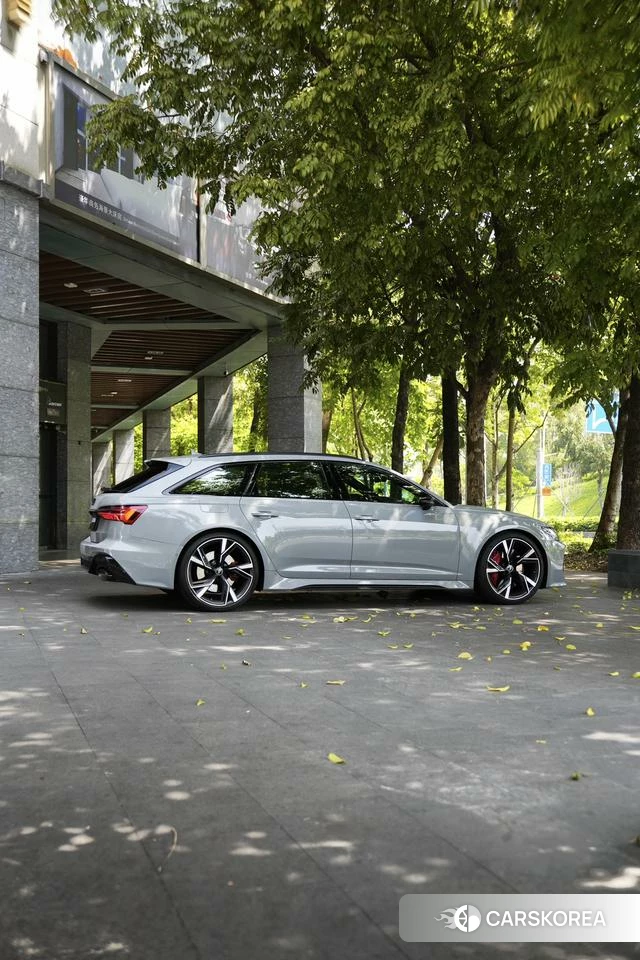 Audi RS 6 2021 Серебристо-серый из Китая