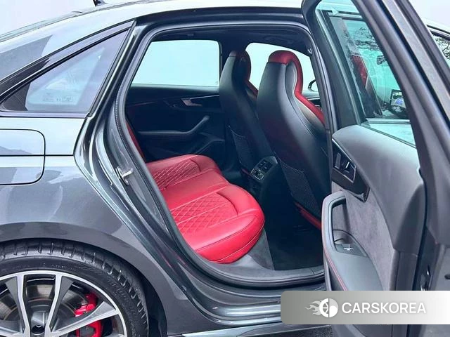 Audi S4 2023 Темно-серый из Китая