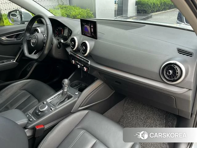 Audi Q2L 2024 Серебристо-серый из Китая