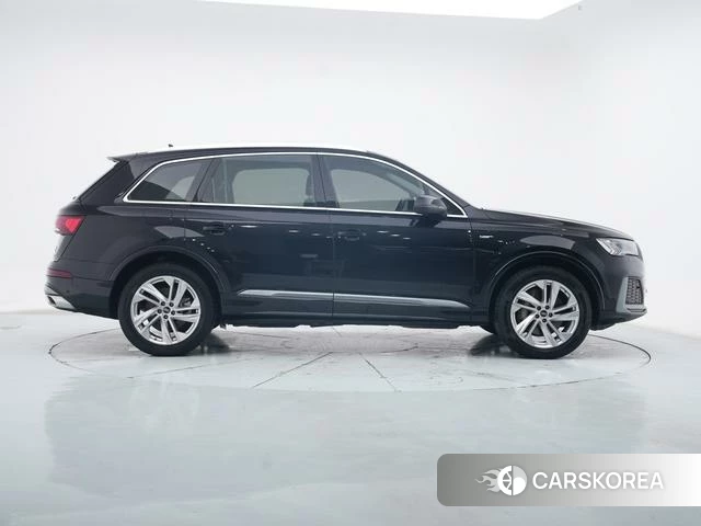 Audi Q7 2021 Черный из Китая