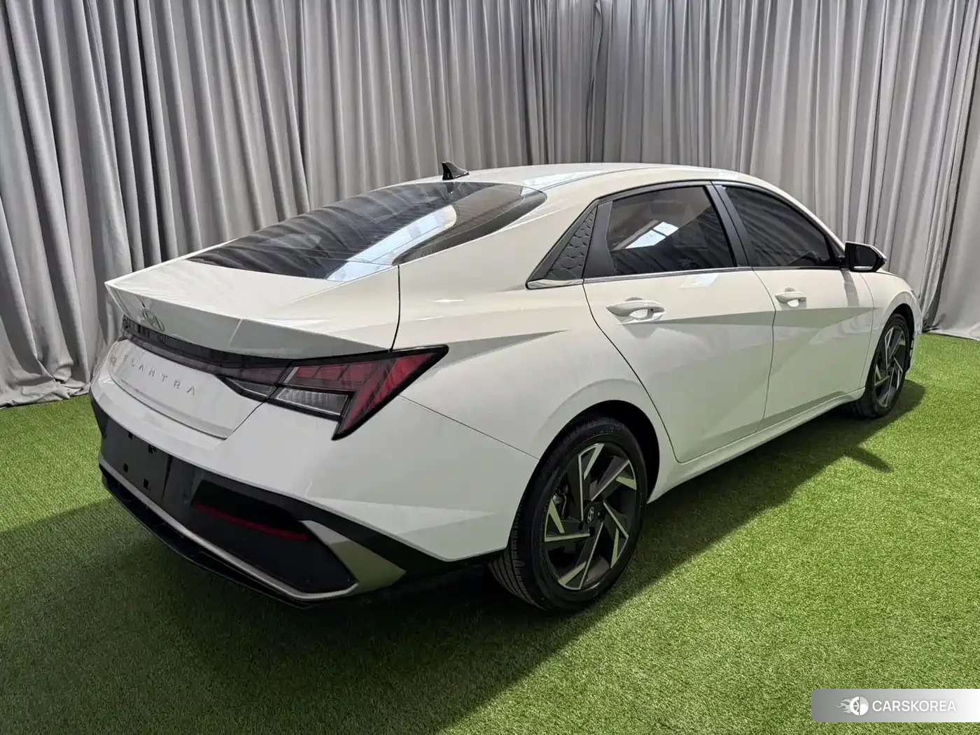 Hyundai Elantra 2023 Белый из Китая