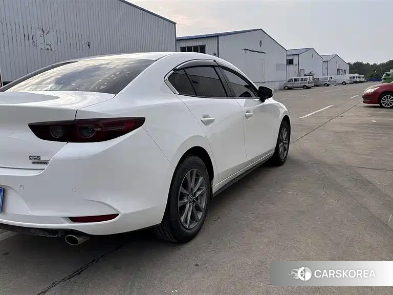 Mazda 3 2022 Белый из Китая