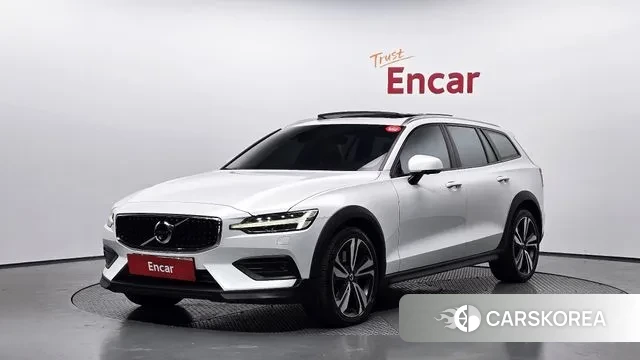 Volvo V60 Cross-Country 2nd Generation 2019 Белый из Кореи