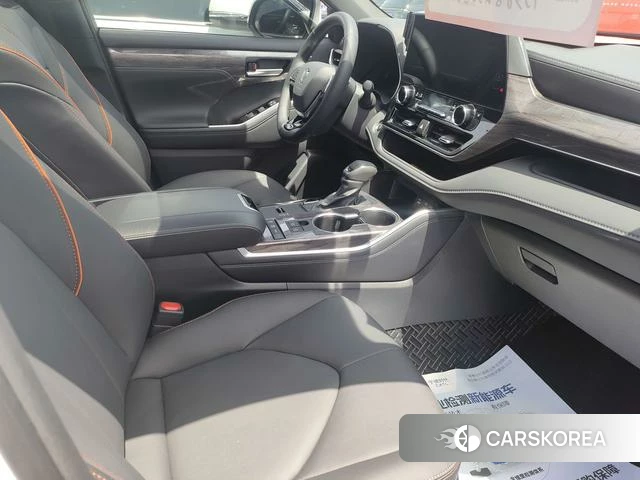 Toyota Crown Lufang 2025 Белый из Китая
