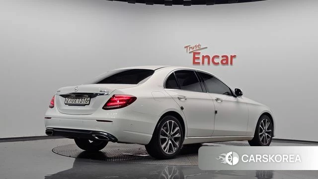 Mercedes-Benz E-Class W213 2018 Белый из Кореи