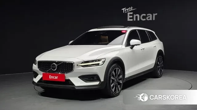 Volvo V60 Cross-Country 2nd Generation 2022 Белый из Кореи