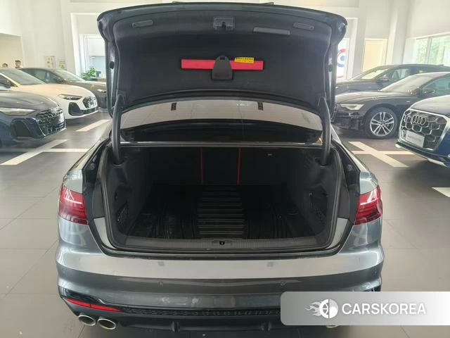 Audi S4 2023 Темно-серый из Китая