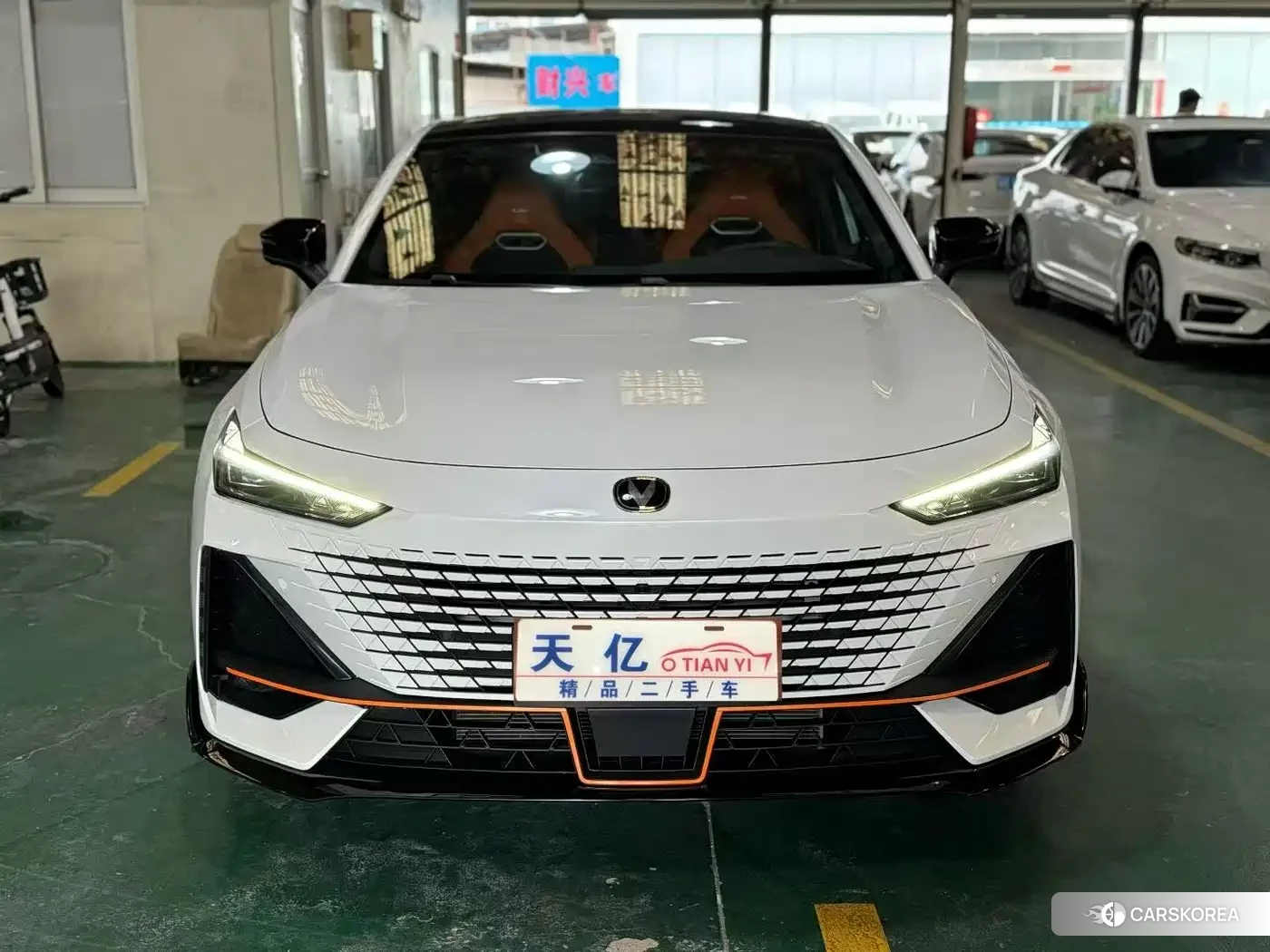 Chang'an UNI-V 2025 Белый из Китая
