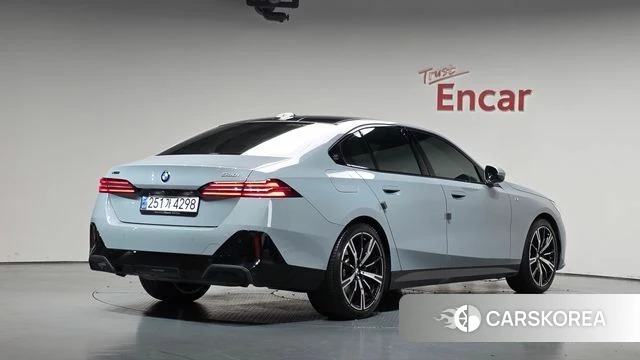 BMW 5 Series (G60) 2024 Серебристо-серый из Кореи