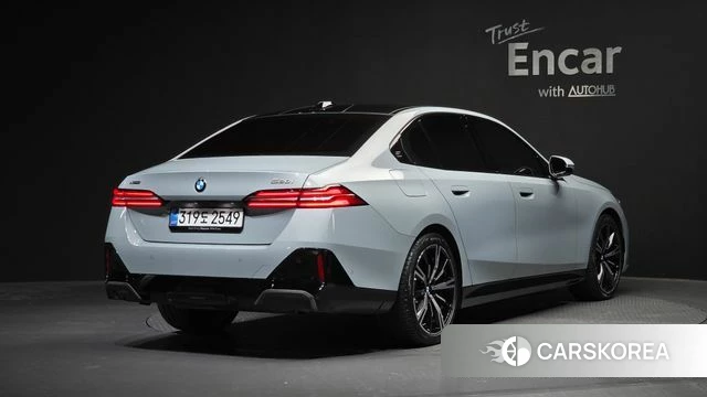 BMW 5 Series (G60) 2026 Серебристо-серый из Кореи