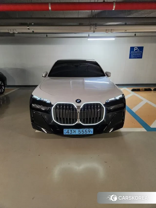 BMW i7 (G70) 2022 Черный двухцветный из Кореи