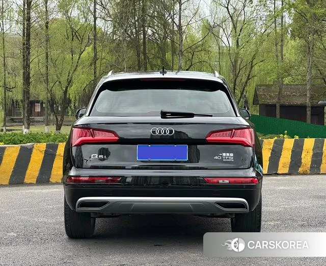 Audi Q5L 2021 Черный из Китая