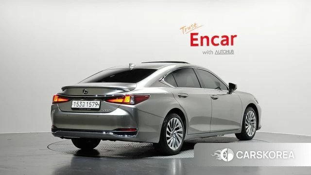 Lexus ES300h 7th generation 2023 Серебристо-серый из Кореи