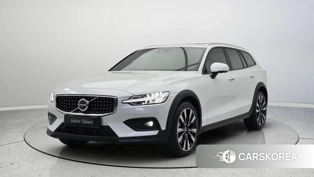 Volvo V60 Cross-Country 2nd Generation 2024 Белый из Кореи