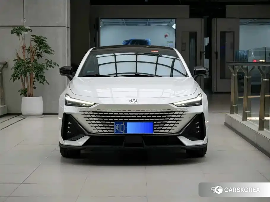 Chang'an UNI-V 2025 Белый из Китая