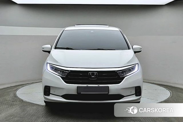 Honda Odyssey 2023 Белый из Кореи