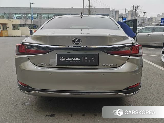 Lexus ES 2021 Серебристо-серый из Китая