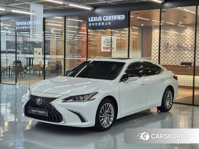 Lexus ES300h 7th generation 2023 Белый из Кореи
