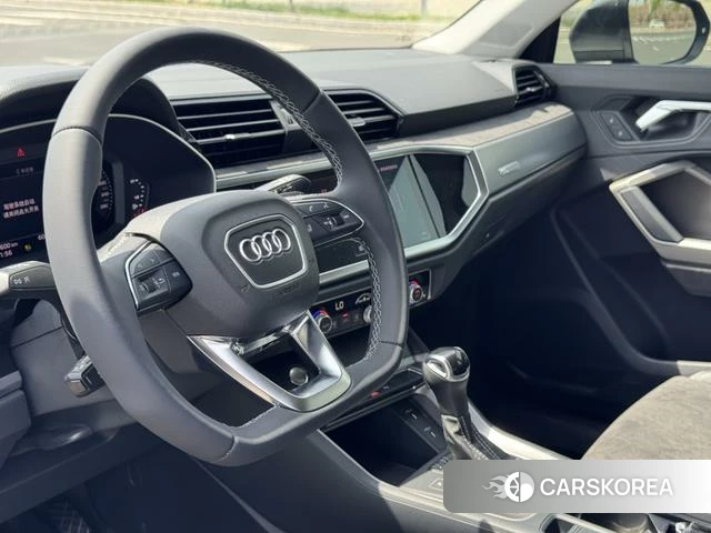 Audi Q3 2022 Темно-серый из Китая