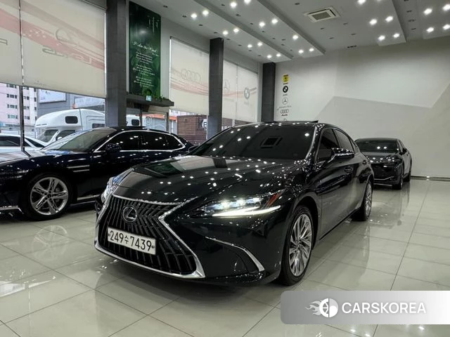 Lexus ES300h 7th generation 2024 Черный из Кореи
