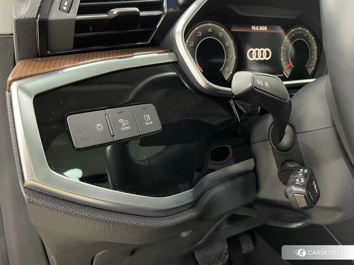 Audi Q3 2021 Темно-серый из Китая
