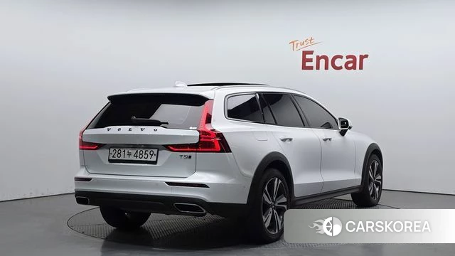 Volvo V60 Cross-Country 2nd Generation 2020 Белый из Кореи