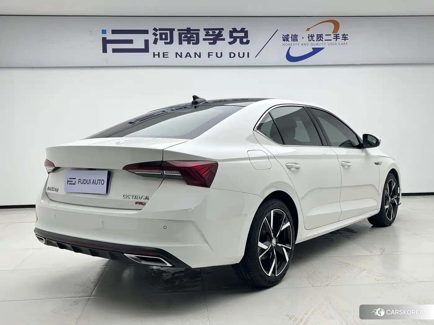 Skoda Octavia 2023 Белый из Китая