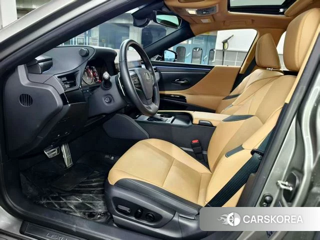 Lexus ES 2024 Серебристо-серый из Китая