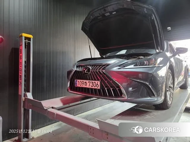 Lexus ES300h 7th generation 2023 Серебристо-серый из Кореи