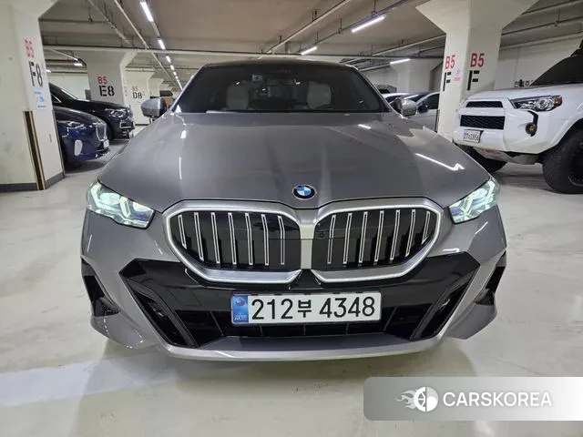 BMW 5 Series (G60) 2025 Цвет тростника из Кореи