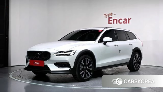 Volvo V60 Cross-Country 2nd Generation 2024 Белый из Кореи